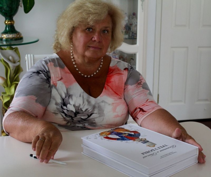 «Вважається, що, якщо яблуня росте біля будинку, вона може привабити успіх та процвітання», — колекціонерка фарфору Людмила Карпінська-Романюк