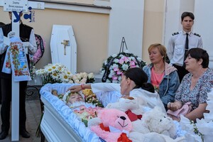 В Одессе состоялось прощание с четырехлетней Златой, погибшей от российского удара