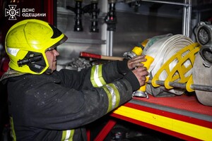 Пожар на Бугаевской тушили почти 30 спасателей: есть пострадавшая (фото, видео)