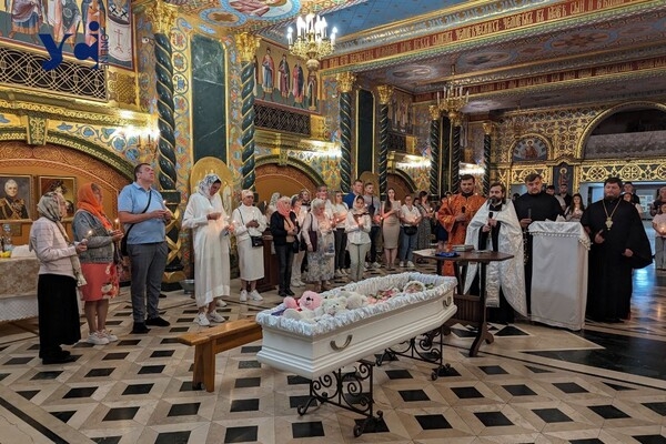 В Одессе состоялось прощание с четырехлетней Златой, погибшей от российского удара