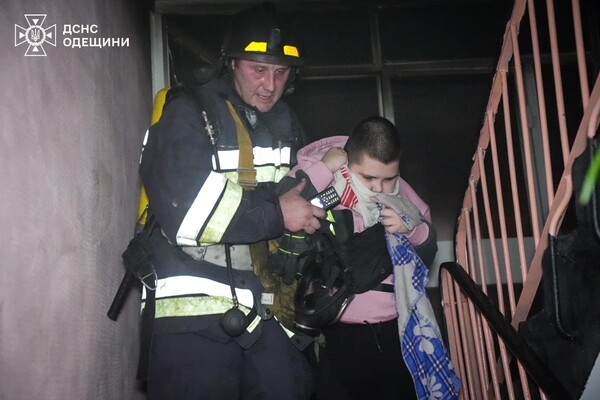 Пожар на Бугаевской тушили почти 30 спасателей: есть пострадавшая (фото, видео)