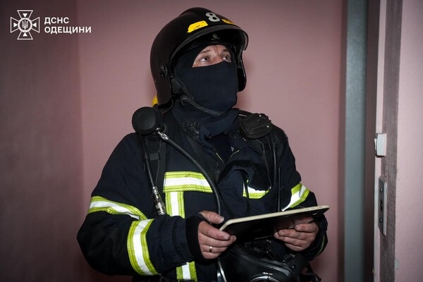 Пожар на Бугаевской тушили почти 30 спасателей: есть пострадавшая (фото, видео)