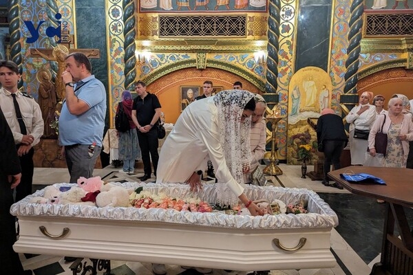 В Одессе состоялось прощание с четырехлетней Златой, погибшей от российского удара