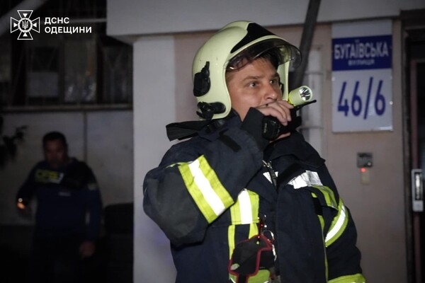 Пожар на Бугаевской тушили почти 30 спасателей: есть пострадавшая (фото, видео)