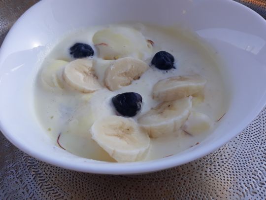 Десерт із морозивом, бананом і родзинками: легко і смачно