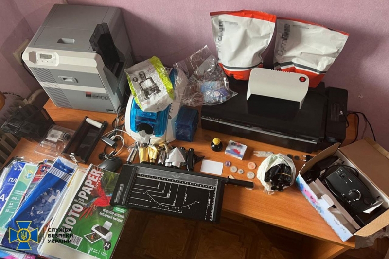 До 700 доларів за «ксіву»: в Україні знешкодили потужну організацію, яка розповсюджувала по всій Україні фальшиві документи (фото)