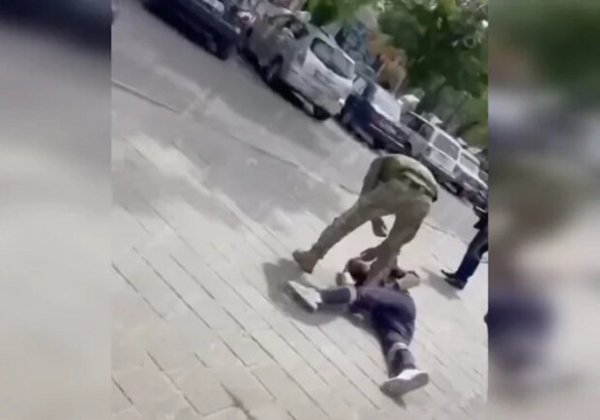 Новый фейк: по сети "гуляет" видео того, как в Одесской области якобы работник ТЦК "избил ногами" мужчину