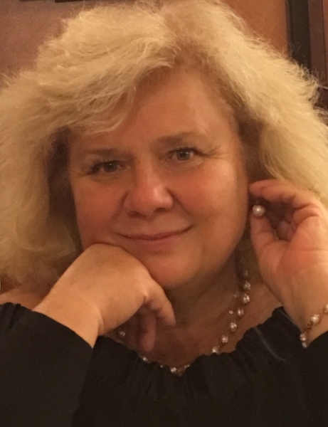 «Коли надворі побачите блакитного метелика, обов’язково загадайте бажання»: колекціонерка порцеляни Людмила Карпінська-Романюк розповіла про найкрасивіший посуд з метеликами