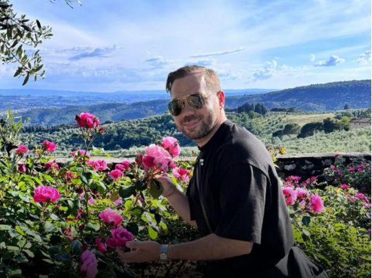 «Колір вершкового масла та квіти»: відомий дизайнер назвав головні тренди в одязі літа-2024