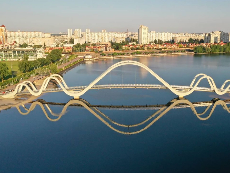 Можна йти гуляти: у Києві відкрили міст-хвилю (фото, відео)