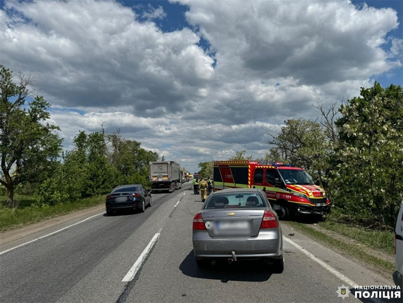 На Миколаївщині сталася ДТП: постраждали п’ятеро осіб, один автомобіль спалахнув