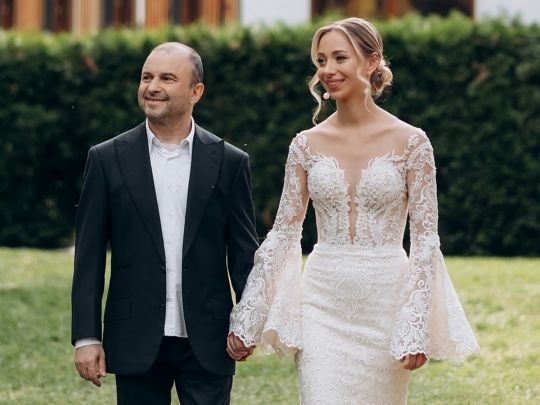 Нарешті одягла весільну сукню: дружина Віктора Павліка влаштувала йому сюрприз на четверту річницю шлюбу