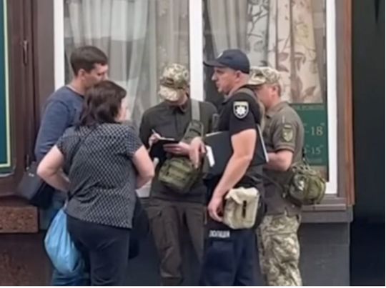 Не передбачено законом: глава Нацполіції пояснив, чи будуть його підопічні вручати повістки військовозобов’язаним