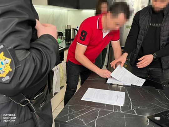 Обіцяв допомогти з документами «задорого»: в Києві затримали шахрая, який заробляв на ухилянтах