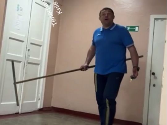 «Сепарська гніда»: поліція розбереться з київським учителем, який погрожував школяру-переселенцю (відео)