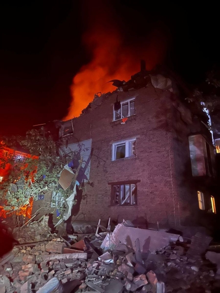 У Харкові четверо загиблих після влучення ракети у п'ятиповерхівку (фото, відео)