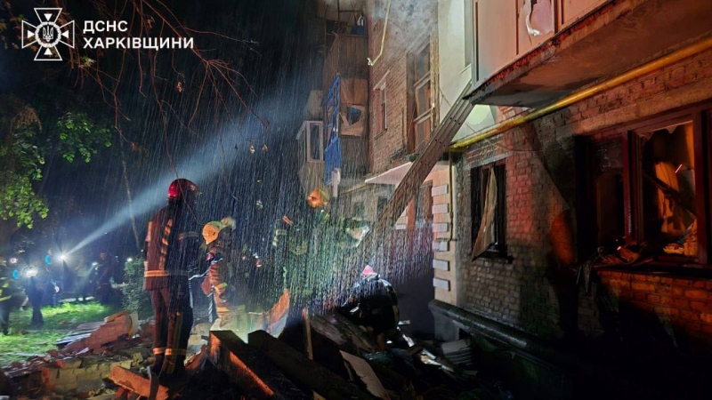 У Харкові четверо загиблих після влучення ракети у п'ятиповерхівку (фото, відео)