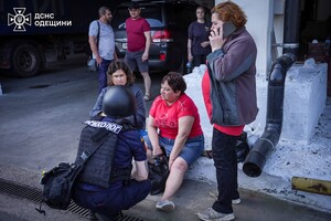 Спасатели показали как тушили масштабный пожар после "прилета" в Одессе: задействовали поезд