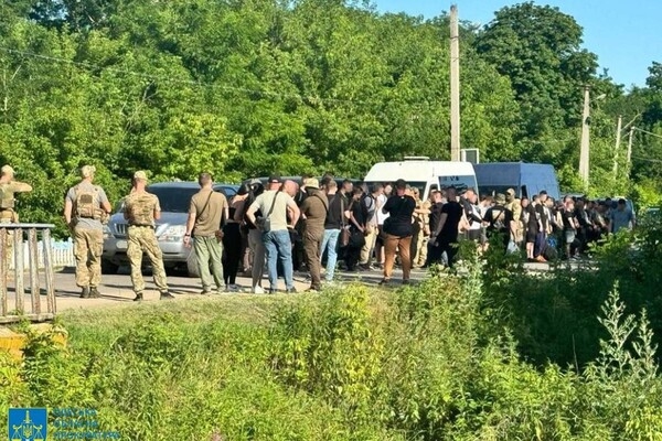 За 18,5 тысяч долларов: полицейский из Одесской области пытался переправить 47 уклонистов в ПМР