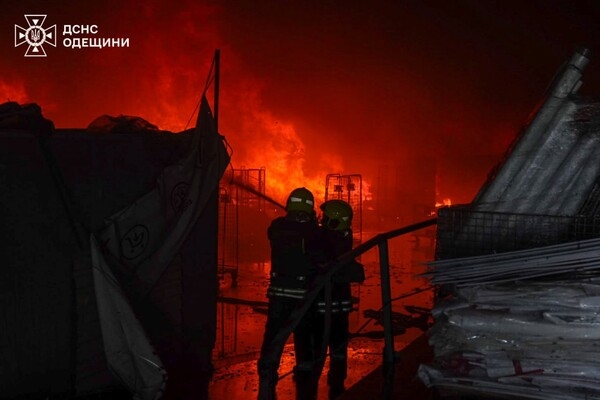 Спасатели показали как тушили масштабный пожар после "прилета" в Одессе: задействовали поезд