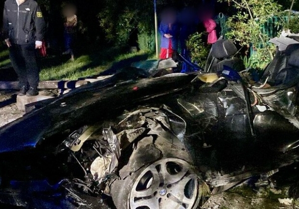 В Одесской области легковушка врезалась в электроопору: есть пострадавший, и погибли молодые супруги