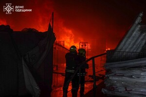 Спасатели показали как тушили масштабный пожар после "прилета" в Одессе: задействовали поезд