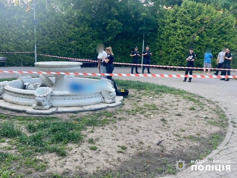 Частина непрацюючого фонтану впала на підлітків в Одесі: одна дитина загинула (фото)