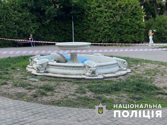 Частина непрацюючого фонтану впала на підлітків в Одесі: одна дитина загинула (фото)