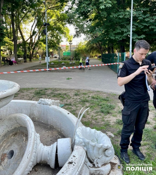 Частина непрацюючого фонтану впала на підлітків в Одесі: одна дитина загинула (фото)