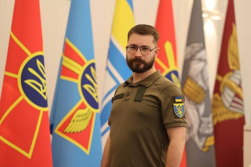 Хрест ЗСУ схожий на георгіївський, написи на бойових знаменах зроблені російською «іжицею»: що варто змінити у військовій символіці