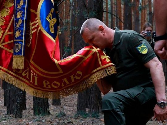 Хрест ЗСУ схожий на георгіївський, написи на бойових знаменах зроблені російською «іжицею»: що варто змінити у військовій символіці