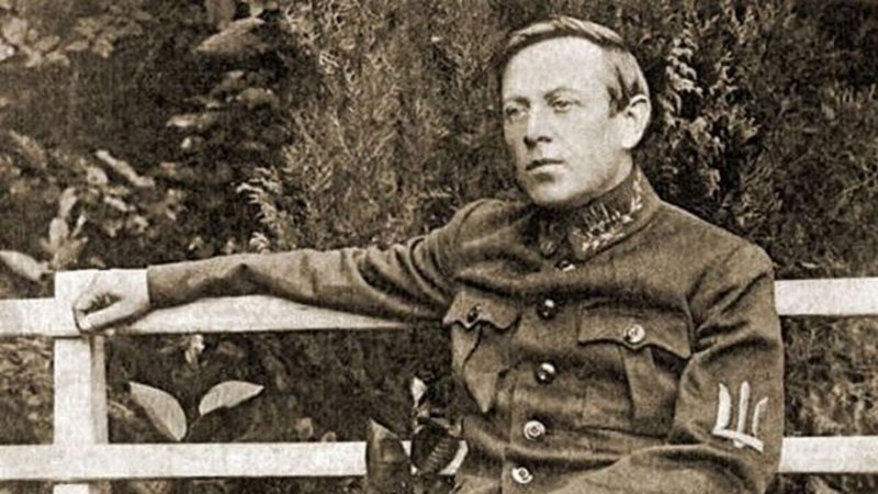 Хрест ЗСУ схожий на георгіївський, написи на бойових знаменах зроблені російською «іжицею»: що варто змінити у військовій символіці
