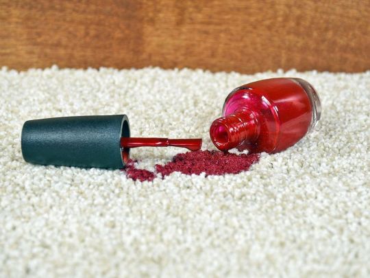 Як&nbsp;вивести пляму від лаку для нігтів з&nbsp;одягу: дієві лайфхаки