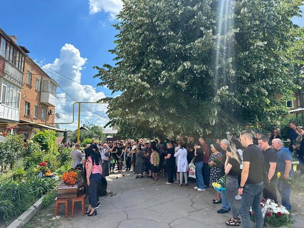 «Лікарі до останнього боролись за його життя»: на Вінниччині поховали захисника, який помер від отриманих поранень