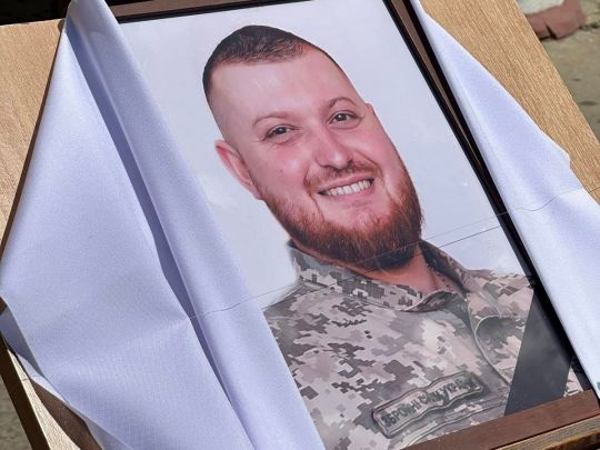 «Лікарі до останнього боролись за його життя»: на Вінниччині поховали захисника, який помер від отриманих поранень
