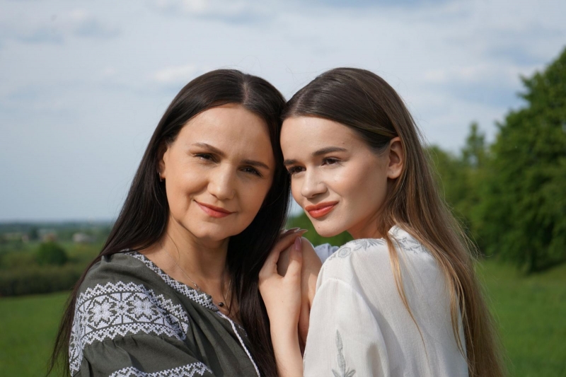 «Росіяни знищили і нашу хату на Херсонщині, і домівку мого 93-річного дідуся»: співачка Sowa про ненависть до окупантів та волонтерство
