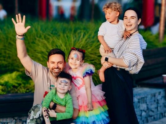 «Тримаємося за руки й плачемо»: сімʼя Тімура Мірошниченка про усиновлення другої дитини
