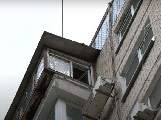 У Дніпрі трирічна дівчинка вдруге (!) випала з 10-го поверху — і знову лишилася жива