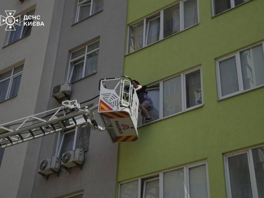 У Києві горіла багатоповерхівка: є постраждалі, врятовані діти (фото)