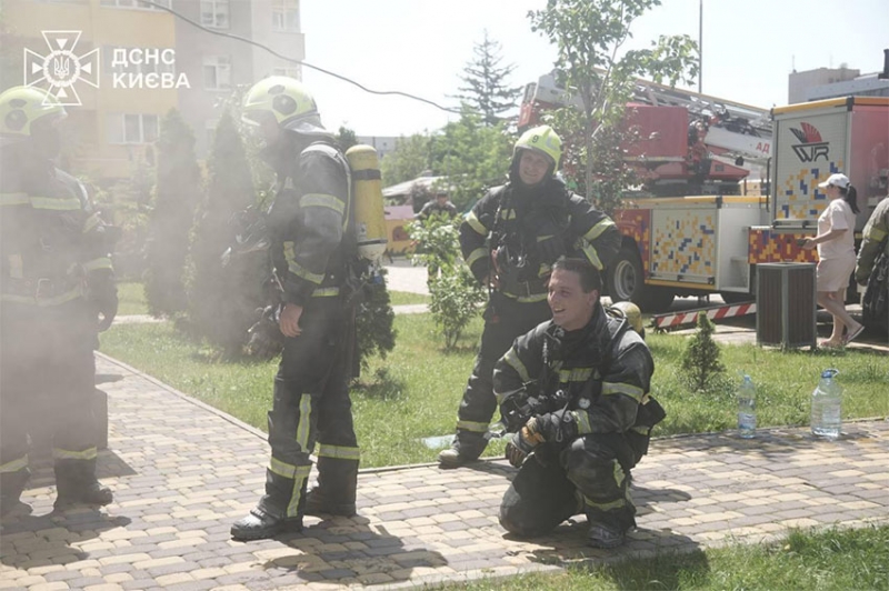 У Києві горіла багатоповерхівка: є постраждалі, врятовані діти (фото)