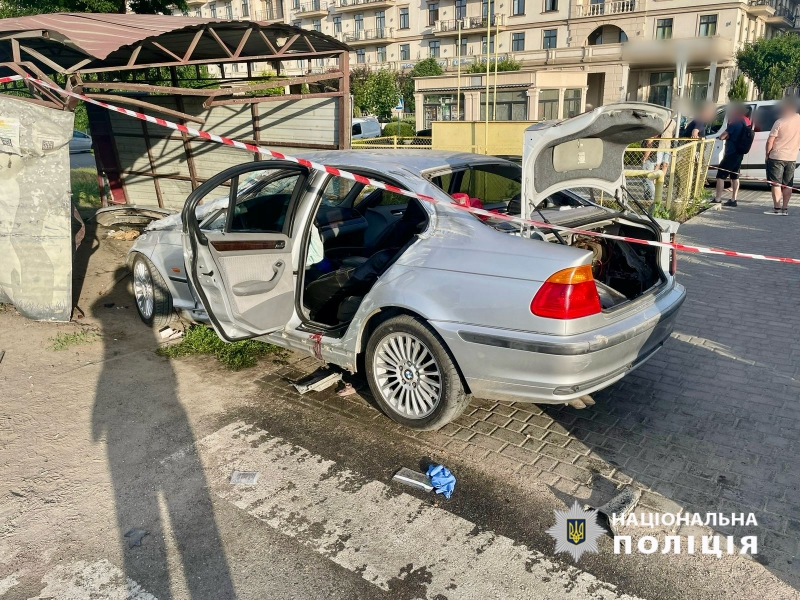 У передмісті Одеси п'яний водій, який тікав від поліції, врізався в людей на пішохідному переході (фото, відео)