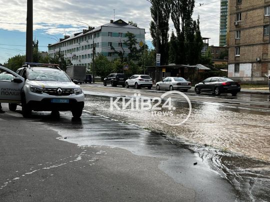 В одному з районів Києва стався прорив трубопроводу (відео)