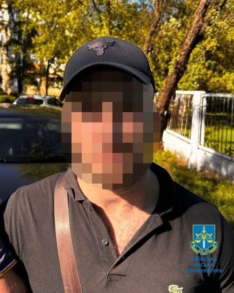 В столиці жінці розпилили в обличчя сльозогінний газ та відібрали 3 млн гривень (фото)