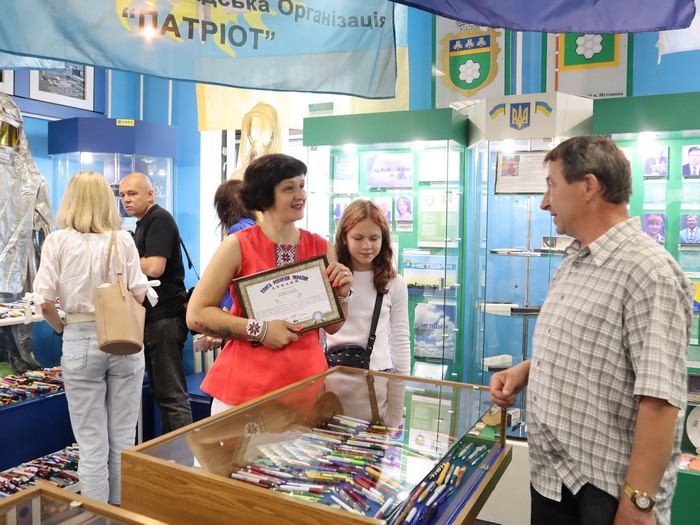 «Завжди ношу з собою експонати на обмін»: жителька Хмельниччини зібрала найбільшу в країні колекцію кулькових ручок із логотипами