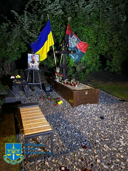 Зірвала таблички, розбила лампадки: осквернителька могил «Да Вінчі» та «Джуса» потрапила до об'єктиву камери (фото)