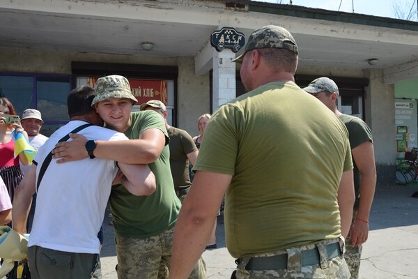 Более двух лет в плену: в Одесскую область вернулись четверо защитников Змеиного