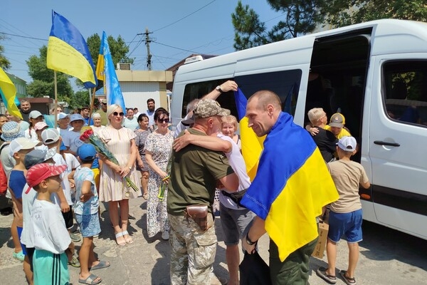 Более двух лет в плену: в Одесскую область вернулись четверо защитников Змеиного