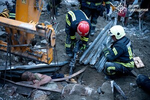 Трагедия в Одесском порту: под завалами склада один мужчина погиб, а другой получил ранения