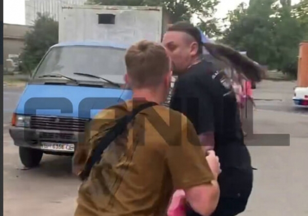 "Скоро все, б***, поляжете": в Одессе мужчина подрался с военным из-за татуировки и оскорблял ВСУ