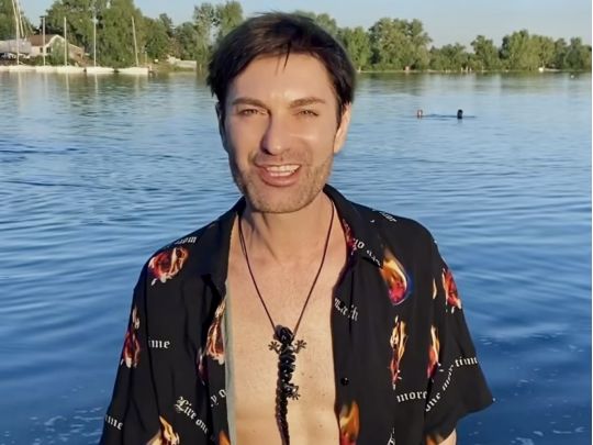 «Голими купалися»: популярний музикант випустив провокаційний кліп